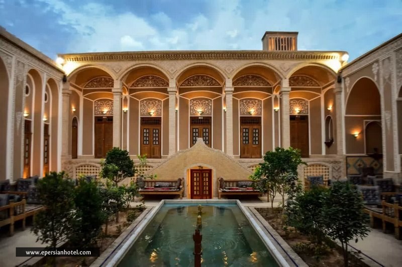 محوطه مرکزی بوتیک هتل لاله یزد